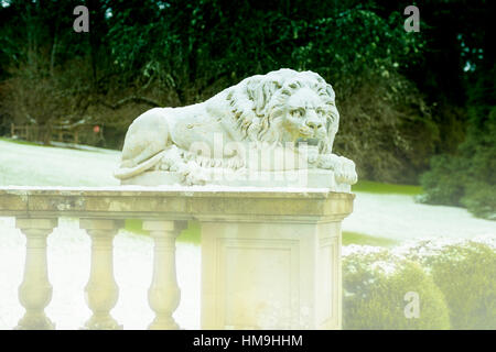 Canada National Historic Building - Löwe Skulptur in Beautiful Hatley Castle. Stockfoto