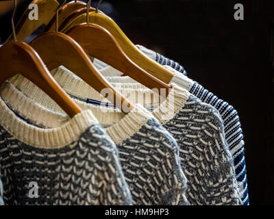 Reihe von Pullover hängen im Ladengeschäft Stockfoto