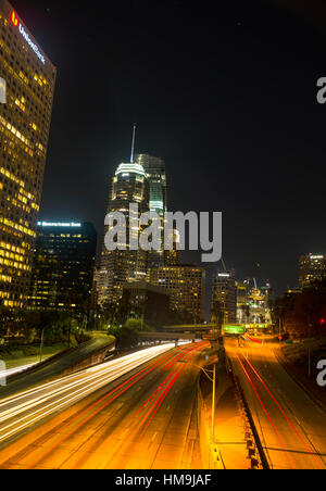Schöne Los Angeles downtown in der Nacht vom Freeway 1 Foto aufgenommen am Oct.29.2016 in LA, USA Stockfoto