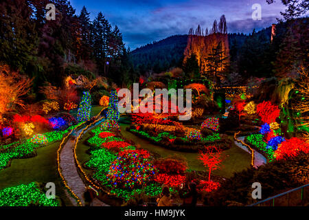 National Historic Site in Vancouver Island-wunderschöne Weihnachtsbeleuchtung in versunkenen The Butchart Gardens. Stockfoto