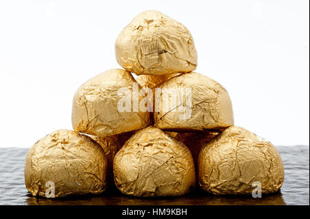 Schokolade in eine Goldfolie papper Stockfoto