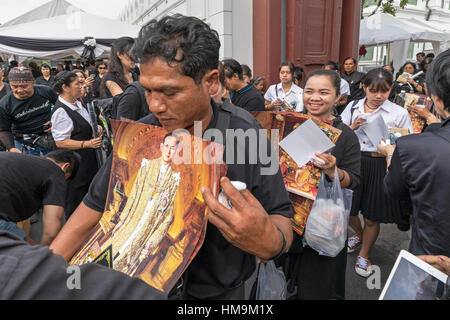 Trauernde für späten König Bhumibol Adulyadej, Grand Palace, Bangkok, Thailand Stockfoto