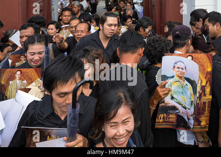 Trauernde für späten König Bhumibol Adulyadej, Grand Palace, Bangkok, Thailand Stockfoto