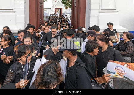 Trauernde für späten König Bhumibol Adulyadej, Grand Palace, Bangkok, Thailand Stockfoto