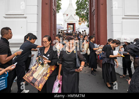 Trauernde für späten König Bhumibol Adulyadej, Grand Palace, Bangkok, Thailand Stockfoto