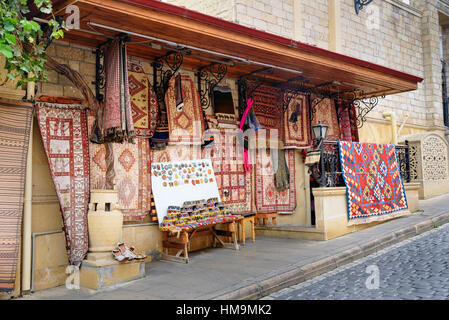 Baku, Aserbaidschan - 10. September 2016: Souvenir und Teppich-Shop in der Altstadt, Icheri Sheher ist der historische Kern von Baku. World Heritage Site by UNES Stockfoto