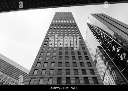 Zeitgenössische Architektur und Wolkenkratzer im Shimbashi, Tokyo, Japan Stockfoto