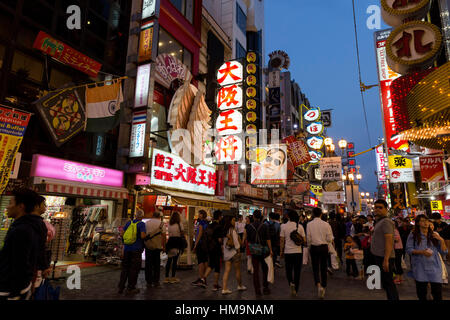 Dotombori Avenue in der Nacht, Osaka, Osaka Präfektur, Japan Region Kansai Stockfoto