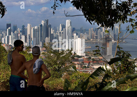 Skyline, Panama-Stadt. Stadtbild und Skyline von Panama City, gesehen vom Berg Cerro Ancon, Panama, Mittelamerika.  Panama, Mittelamerika. Cinta C Stockfoto