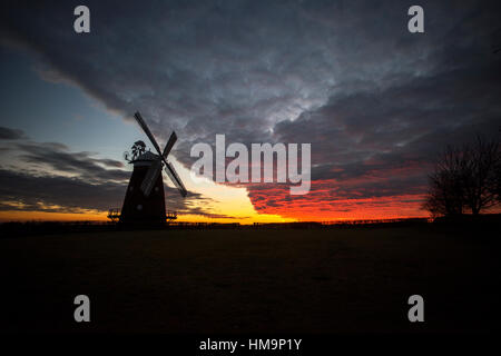 Thaxted Windmühle gegen einen Winter Sonnenuntergang Makrele Himmel. 18. Januar 2017 des 19. Jahrhunderts John Webb Windmühle in Thaxted in Nord Essex gegen ein wi Stockfoto