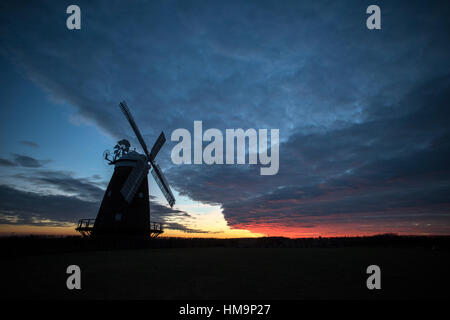 Thaxted Windmühle gegen einen Winter Sonnenuntergang Makrele Himmel. 18. Januar 2017 des 19. Jahrhunderts John Webb Windmühle in Thaxted in Nord Essex gegen ein wi Stockfoto