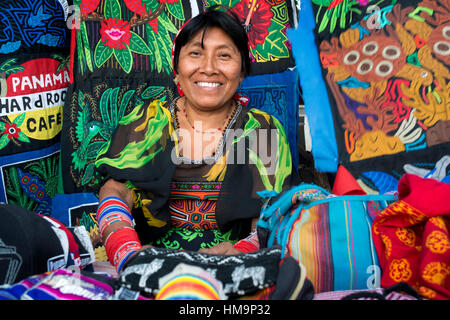 Kuna-Frauen verkaufen ihre Molas an Touristen. Panama-Stadt Casco Viejo Kuna indische traditionelle handwerkliche Gegenstände Verkäufer von Kuna Stamm.  Altstadt, Pan Stockfoto