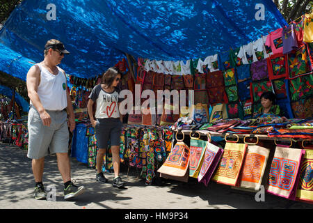 Kuna-Frauen verkaufen ihre Molas an Touristen. Panama-Stadt Casco Viejo Kuna indische traditionelle handwerkliche Gegenstände Verkäufer von Kuna Stamm.  Altstadt, Pan Stockfoto