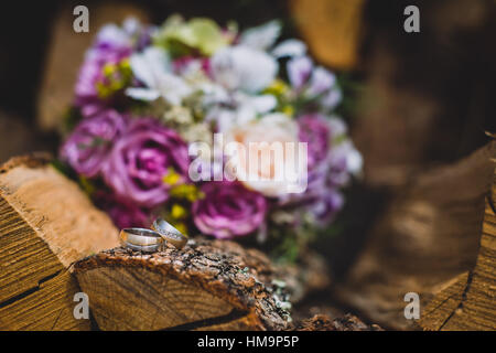 Schöner bunten Strauß für die Braut Hochzeit. Nahaufnahme der Ringe Stockfoto