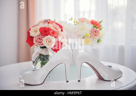 Weißen Schuh der Braut. Hochzeit-Design-Hintergrund Stockfoto