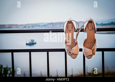 Weiße Schuhe der Braut. Hochzeit-Design-Hintergrund Stockfoto