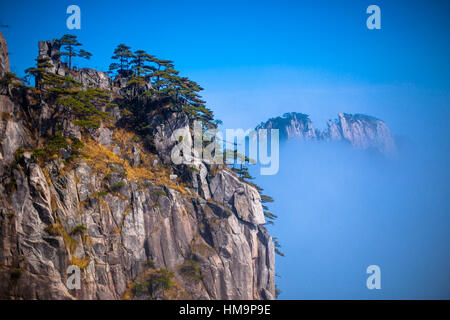 Nebel bedeckt Huangshan-Gebirge in China Stockfoto