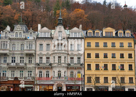 Karlsbad, Tschechische Republik - 12. November: Fassaden von Wohngebäuden mit Geschäften und Restaurants am 12. November 2012 in Karlovy Vary, Tschechische Re Stockfoto