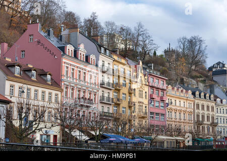 Karlsbad, Tschechische Republik - 12. November: Fassaden von Hotels und Wohngebäude mit Geschäften und Restaurants am 12. November 2012 in Karlovy var Stockfoto