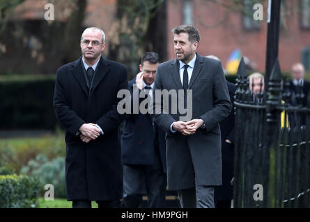 BBC-Moderator Mark Chapman (rechts) und BBC Radio Five Live-Kommentator Ian Dennis während der Trauerfeier für Graham Taylor statt an Str. Marys Kirche, Watford. PRESSEVERBAND Foto. Bild Datum: Mittwoch, 1. Februar 2017. Siehe PA Geschichte Fußball Taylor. Bildnachweis sollte lauten: Nick Potts/PA Wire Stockfoto