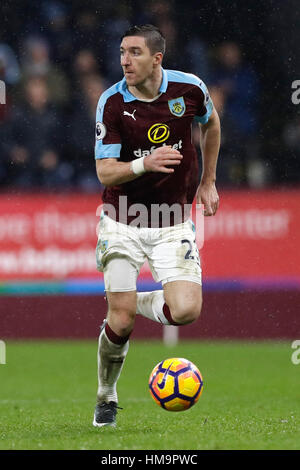 Burnley Stephen Ward in der Premier League match bei Turf Moor, Burnley. PRESSEVERBAND Foto. Bild Datum: Dienstag, 31. Januar 2017. Finden Sie unter PA Geschichte Fußball Burnley. Bildnachweis sollte lauten: Martin Rickett/PA Wire. Einschränkungen: EDITORIAL verwenden nur keine unbefugten Audio, Video, Daten, Spielpläne, Verbandsliga/Logos oder "live"-Dienste. Im Spiel Onlinenutzung beschränkt auf 75 Bilder, keine video Emulation. Keine Verwendung in Wetten, Spiele oder Vereinsspieler/Liga/Einzelpublikationen. Stockfoto