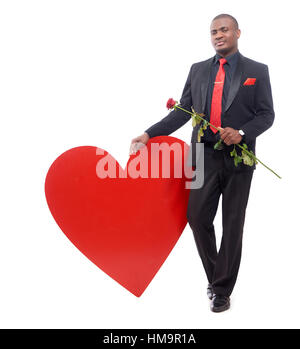 Lächelnder afrikanischen Mann mit roten rose in der hand. Stockfoto