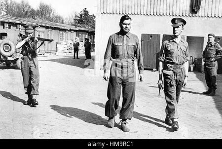 JOSEPH KRAMER (1906-1945) Lager-Kommandant tragen Fußeisen als Gefangene britische Armee am 17. April 1945. Foto: Armee Film- und fotografischen Einheit Stockfoto