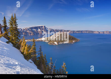 Blick auf Wizard Island in Crater Lake in Oregon, USA. Fotografiert an einem sonnigen Tag im Frühling. Stockfoto