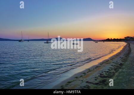 Sonnenuntergang über der Bucht von Navarino in Gialova nahe Pylos in Messenien, Griechenland Stockfoto