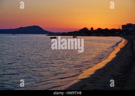 Sonnenuntergang über der Bucht von Navarino in Gialova nahe Pylos in Messenien, Griechenland Stockfoto