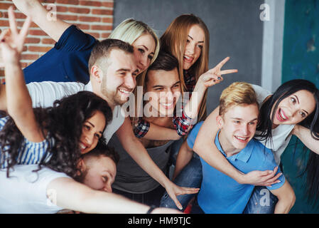 Schöne junge Menschen tun Selfie in einem Café, beste Freunde Mädchen und Jungen gemeinsam Spaß haben, posiert emotionale Lifestyle-Konzept zu gruppieren Stockfoto