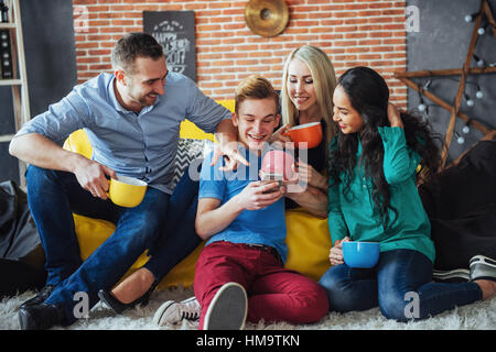 Gruppenbild von fröhlichen alten Freunden kommunizieren miteinander, Freundin posiert auf Café, Urban-Style-Leute, die Spaß, Konzepte über Jugend Zweisamkeit Lebensstil. WLAN verbunden Stockfoto