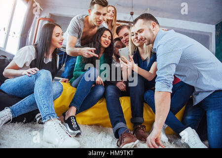 Gruppenbild von fröhlichen alten Freunden kommunizieren miteinander, Freundin posiert auf Café, Urban-Style-Leute, die Spaß, Konzepte über Jugend Zweisamkeit Lebensstil. WLAN verbunden Stockfoto