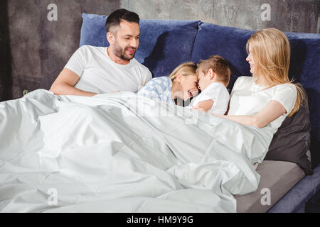 Happy Family im Bett Stockfoto
