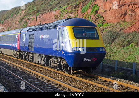 First Great Western Inter 125 s-Bahn zwischen Dawlish und Dawlish Warren. Der Zug fährt in Richtung Exeter. Stockfoto