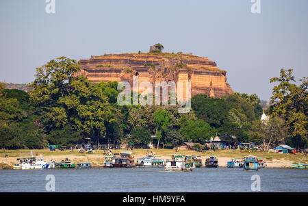 Pagode in Mingun Paya ruiniert / Mantara Gyi Pagode, Myanmar. Stockfoto