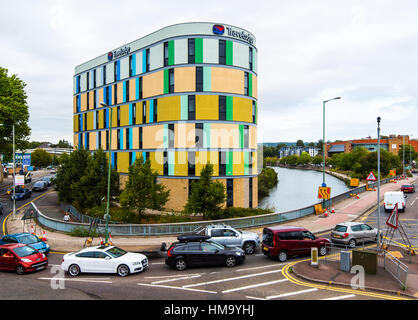 Das mehrfarbige Travelodge-Gebäude ist eine bemerkenswerte Sehenswürdigkeit in zentralen Maidstone, Kent. Stockfoto