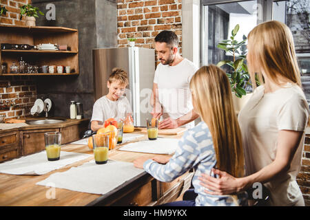 Familie macht Orangensaft Stockfoto