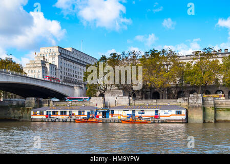 LONDON - 18. Oktober 2016: Turm Lifeboat Station befindet sich auf der Victoria Embankment, London. Dies ist die verkehrsreichste Rettungsstation des Landes mit einer Stockfoto