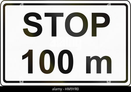 Slowenische Straßenschild - Stop-Schild weiter nach der Entfernung angezeigt. Stockfoto