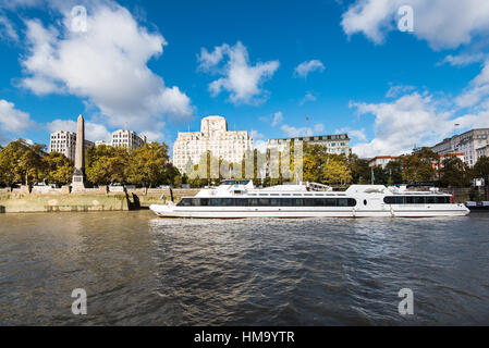 LONDON - 18. Oktober 2016: Ansicht des Victoria Embankment Kreuzfahrt-Schiff Silber Stör, Art-Deco-Shell Mex Haus und Kleopatras Nadel zeigt. Stockfoto