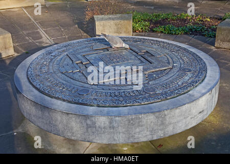 London, Southwark Bronze Kalachakra-Mandala, Mittelpunkt der tibetischen Peace Garden in Geraldine Mary Harmsworth Park Stockfoto