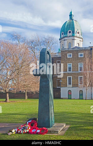 London, Southwark das Sowjetische Ehrenmal in Geraldine Mary Harmsworth Park, mit dem Imperial War Museum im Hintergrund Stockfoto