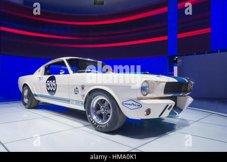 1965 Ford Shelby GT350 R Fastback #535 Rennwagen auf der North American International Auto Show (NAIAS). Stockfoto