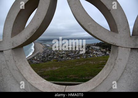 Olympische Ringe auf Portland, Dorset mit Blick auf Chesil Beach. Stockfoto