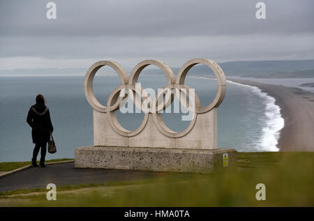 Olympische Ringe auf Portland, Dorset mit Blick auf Chesil Beach. Stockfoto