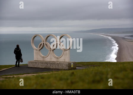 Olympische Ringe auf Portland, Dorset mit Blick auf Chesil Beach. Stockfoto