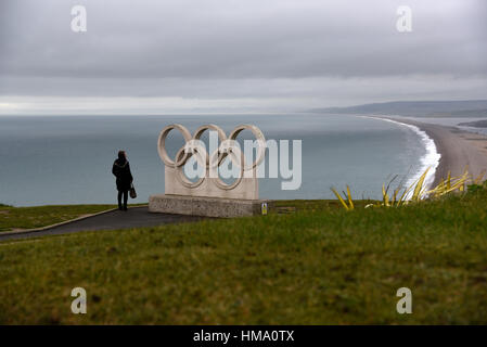 Olympische Ringe auf Portland, Dorset mit Blick auf Chesil Beach. Stockfoto