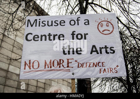 Hereford, Herefordshire, England. 1. Februar 2017. Demonstranten gehen auf die Straße in Hereford, ihre Besorgnis über die Hereford Defence and Security Expo statt im Courtyard Theatre zu äußern. Die Expo ist ein Forum für Militär, Sicherheitsdienste und Lieferanten, die von der britischen Regierung, Militär und einige der weltweit größten Waffenfirmen wie Qinetiq lokale private Militär- und Sicherheitsfirmen zusammenführt. Der Protest wurde von Hereford Friedensrates und Hereford Quäker organisiert. Bildnachweis: Jim Holz/Alamy Live-Nachrichten Stockfoto