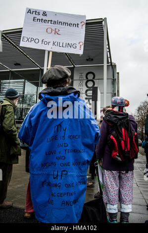 Hereford, Herefordshire, England. 1. Februar 2017. Demonstranten gehen auf die Straße in Hereford, ihre Besorgnis über die Hereford Defence and Security Expo statt im Courtyard Theatre zu äußern. Die Expo ist ein Forum für Militär, Sicherheitsdienste und Lieferanten, die von der britischen Regierung, Militär und einige der weltweit größten Waffenfirmen wie Qinetiq lokale private Militär- und Sicherheitsfirmen zusammenführt. Der Protest wurde von Hereford Friedensrates und Hereford Quäker organisiert. Bildnachweis: Jim Holz/Alamy Live-Nachrichten Stockfoto